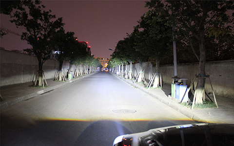 成都天一車燈LED雙光透鏡遠(yuǎn)光實(shí)拍