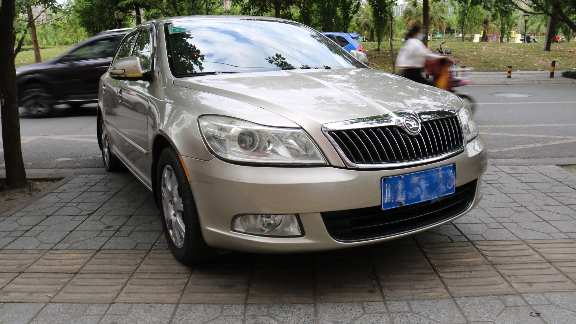 成都14款明銳車(chē)燈改裝LED透鏡大燈